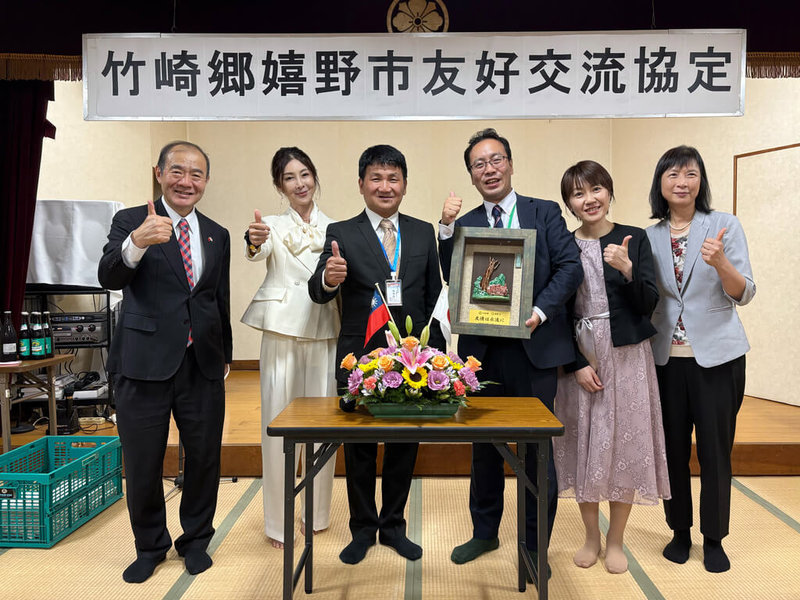 嘉義縣竹崎鄉與佐賀縣嬉野市16日正式簽署友好交流協定,成為嘉義縣與佐賀縣史上首次締結姊妹市。駐福岡辦事處處長陳銘俊(左1)、竹崎鄉長曾亮哲(左3)、嬉野市長村上大祐(右3)合影。(駐福岡辦事處提供) 中央社記者戴雅真東京傳真 114年10月17日