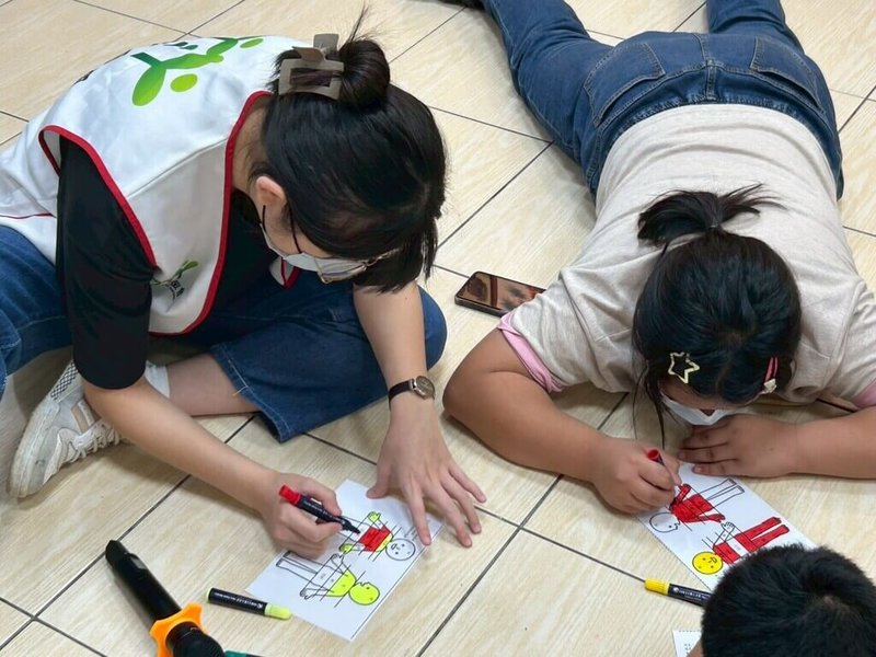 家扶基金會南投家扶中心推動多元服務計畫,培力受扶助的高中、大學青年走進社區,協力宣導兒童保護觀念、帶領活動、設計遊戲等培力與體驗課程,陪伴年紀更小的兒少快樂成長。(南投家扶中心提供)中央社記者蕭博陽南投縣傳真 114年10月17日
