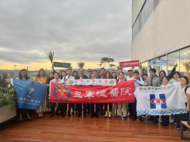 台灣醫界代表團出席在巴西聖保羅盛大舉行的2025年第41屆國際醫療品質協會(ISQua)年會,期間參訪聖保羅葉氏醫院。(駐聖保羅辦事處提供)中央社記者唐雅陵聖保羅傳真 114年10月17日