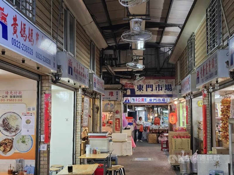 台北市政府規劃東門市場改建案,依市場處資料,預計2026年5月拆除後續辦理市場勞務發包,估2030年完工。有議員發現市場原規劃新蓋大樓的樓層減少,建議提高樓層。中央社記者劉建邦攝 114年10月17日