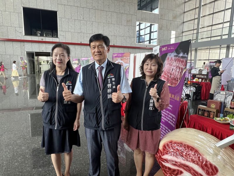 台中市政府衛生局17日舉辦「金饌獎」授證典禮，衛生局長曾梓展（前中）參觀得獎業者的展示攤位，肯定其用心。中央社記者郝雪卿攝　114年10月17日