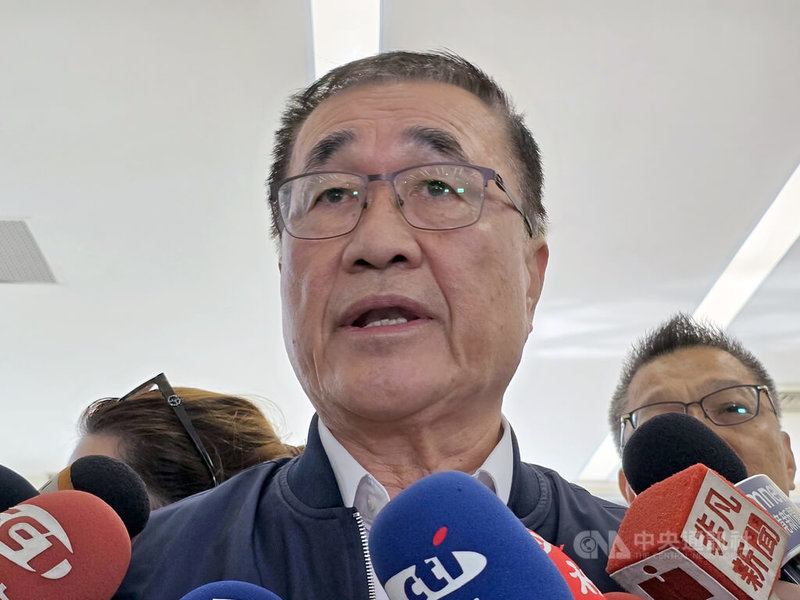 台北市副市長李四川(中)17日再次向新光人壽喊話,共同委託第3方的會計師、估價師或律師公會鑑價,提出合意解約的金額及條件,讓輝達(NVIDIA)落腳北士科T17、T18基地一案往前走。中央社記者陳昱婷攝 114年10月17日