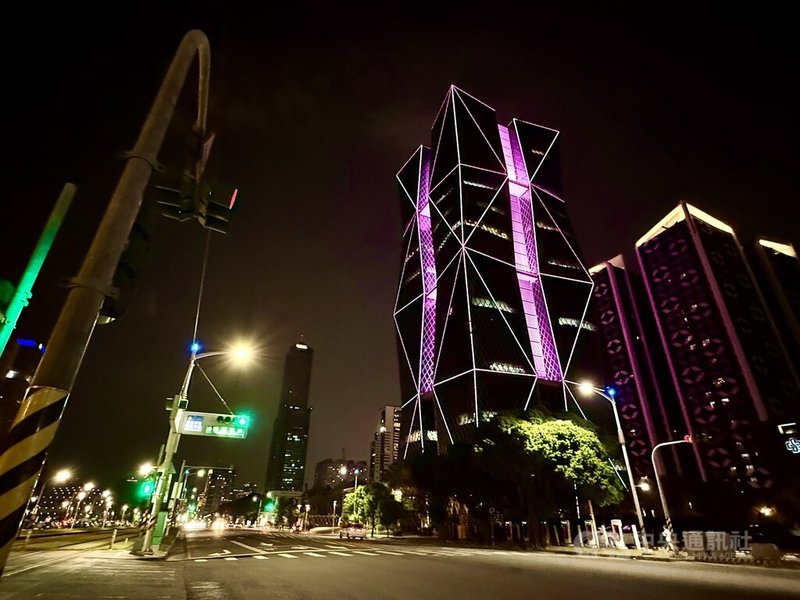 韓國女團BLACKPINK即將登上高雄國家體育場(世運主場館)開唱,中鋼總部大樓(圖)點起粉色燈光應援,也歡迎全球BLINK到訪。中央社記者董俊志攝 114年10月17日