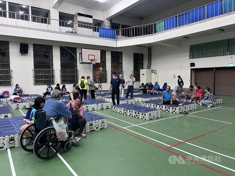 台8線燕子口路段立霧溪堰塞湖水位上升快,農業部林業及自然保育署預估17日晚間10時前會漫流過公路。花蓮縣秀林鄉秀林村民有住戶撤離,公所安排福慧床讓收容民眾度過夜晚。中央社記者張祈攝 114年10月17日