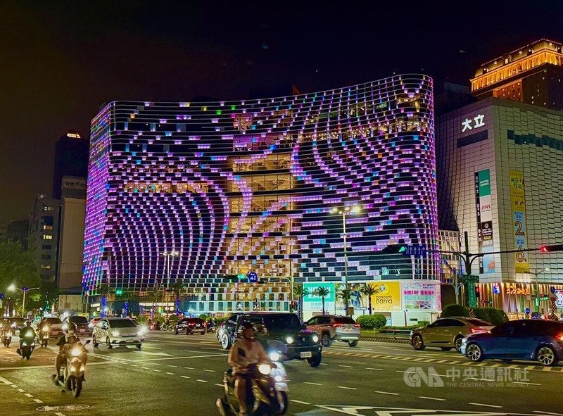 韓國女團BLACKPINK即將在18、19日前進高雄國家體育場開唱,大立百貨(圖)近期特別在外牆點亮粉紅色系燈光,與歌迷粉絲一同迎接她們到來。中央社記者董俊志攝 114年10月17日