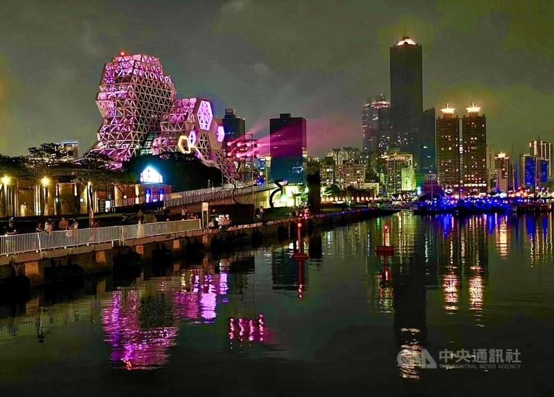 為韓國女團BLACKPINK造訪高雄開唱,高雄6大地標近日入夜後紛紛點亮粉紅色燈光,高雄流行音樂中心也不例外。中央社記者董俊志攝 114年10月17日
