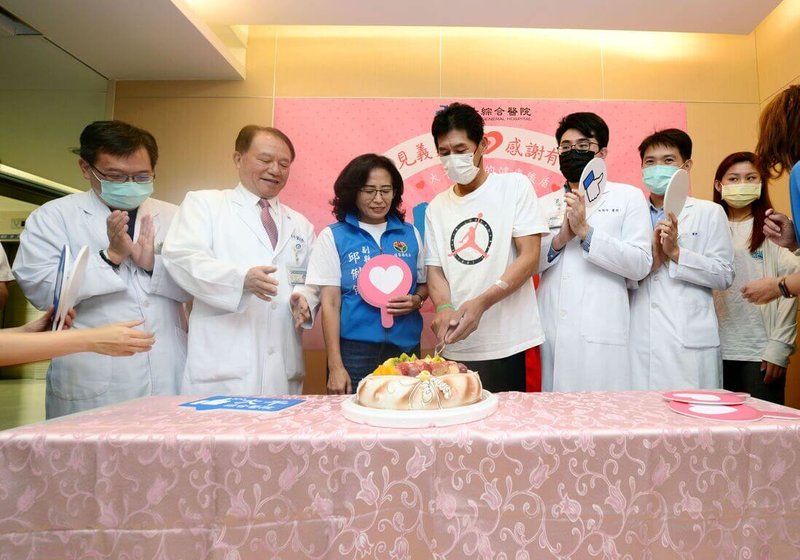 苗栗市隨機傷人事件中，為幫助保護學童而遭凶嫌刺傷的林姓男子（左4），經急救治療17日出院，院方送上蛋糕祝福；苗栗縣副縣長邱俐俐（左3）也代表縣府頒發感謝狀，表彰其見義勇為。（苗栗縣政府提供）中央社記者魯鋼駿傳真　114年10月17日