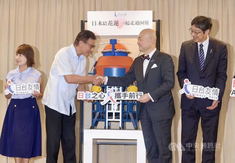 日本台灣交流協會台北事務所17日下午舉行「投入式水位觀測機器致贈儀式」,期盼為台灣防災工作略盡綿薄之力,日本台灣交流協會代表片山和之(右2)與台灣日本關係協會會長蘇嘉全(左2)握手致意。中央社記者張皓安攝 114年10月17日