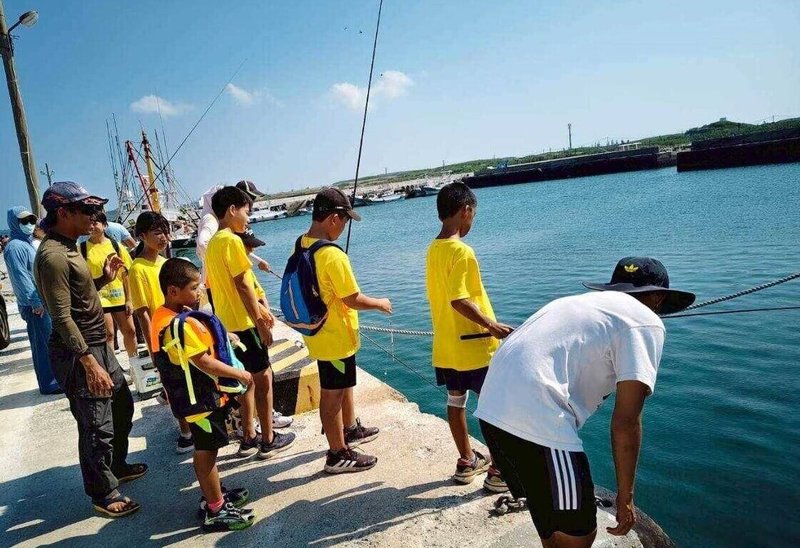澎湖風櫃國小16日下午舉辦一場「永續釣魚日」活動,師生從課本走進真實世界,人手一竿進行海釣。(澎湖風櫃國小提供) 中央社 114年10月17日