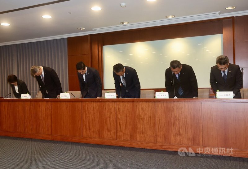 長榮航空一名空服員日前抱病執勤返台後離世,長榮航總經理孫嘉明(右3)17日率主管出面舉行記者會回應相關議題,並鞠躬致歉。中央社記者張皓安攝 114年10月17日