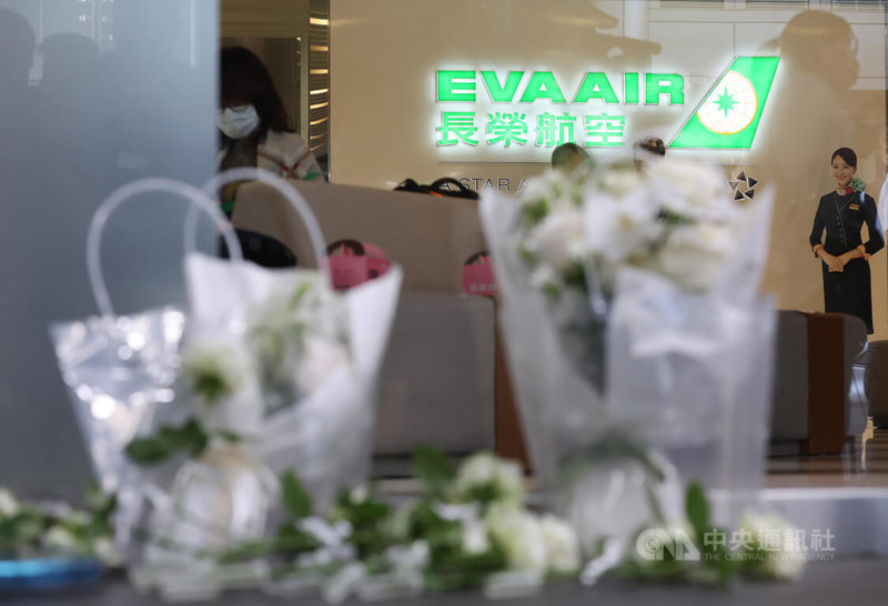 長榮航空一名空服員日前抱病執勤返台後離世,讓空服員請假制度受到社會關注。桃園市空服員職業工會成員17日在長榮航空台北分公司門口集結回應公司說法,並擺放白花悼念逝者。中央社記者趙世勳攝 114年10月17日