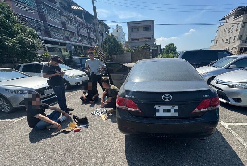 29歲馬來西亞男子透過網路加入詐騙集團,入境台灣後配合詐團指示至各地收款,南投縣林姓婦人日前交付現金時,警方當場逮捕大馬男子與收水手洪男。(民眾提供)中央社記者蕭博陽南投縣傳真 114年10月17日
