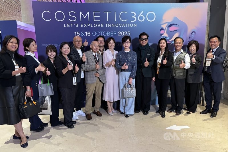 巴黎Cosmetic 360美妝創新展於10月15日、16日舉行,台灣有3家廠商參展。駐法國代表郝培芝(右6)參觀時,肯定業者利用台灣科技優勢打進國際舞台。中央社記者曾依璇巴黎攝 114年10月17日