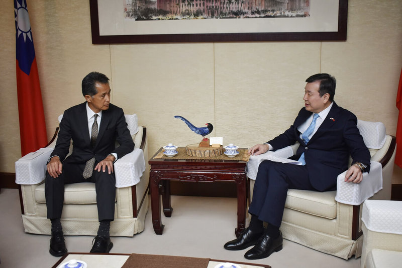 駐日代表李逸洋(右)16日會晤「笠間市立農業公社」代表理事、笠間市長山口伸樹,接受該公社捐贈協助花蓮水災重建的義援金。李逸洋對公社的善舉表達誠摯感謝,並說對花蓮災區民眾而言,是莫大鼓舞。(駐日代表處提供)中央社記者戴雅真東京傳真 114年10月17日