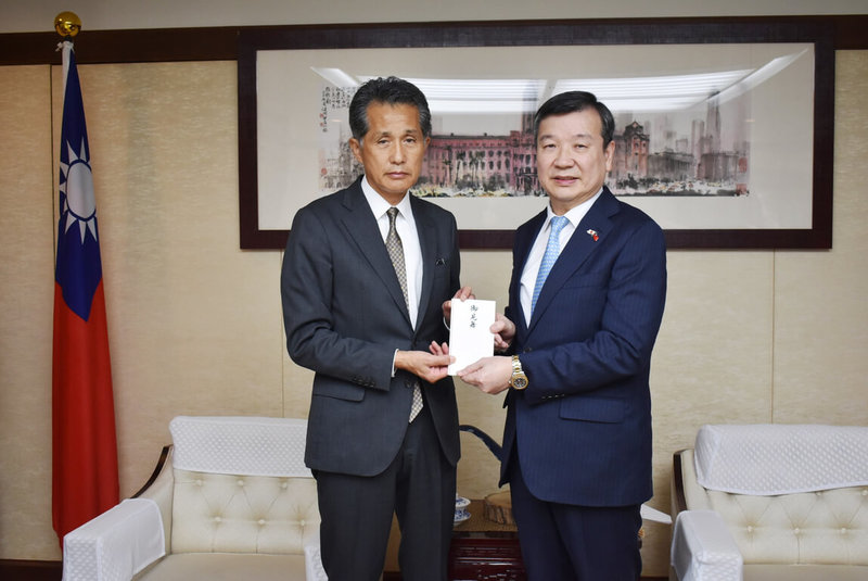 駐日代表李逸洋(右)16日會晤一般財團法人「笠間市立農業公社」代表理事、笠間市長山口伸樹,接受該公社捐贈協助台灣花蓮水災重建的義援金。(駐日代表處提供)中央社記者戴雅真東京傳真 114年10月17日