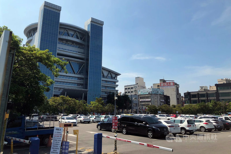 嘉義市市民中心北棟大樓將啟動興建,原址擁有261格的北棟臨時性停車場也將於10月29日起停用;「愛嘉義APP」能查詢嘉義市路外停車場地點及即時剩餘格位等停車即時資訊,減少民眾尋找停車時間。中央社記者黃國芳攝 114年10月17日