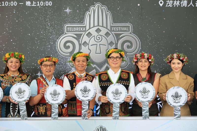 2025茂林Teldreka音樂節將於25、26日在高雄茂林情人谷溫泉園區登場，市長陳其邁（右3）17日出席宣傳記者會，當場宣布115年活動加碼補助新台幣200萬元。（高雄市政府提供）中央社記者洪學廣傳真  114年10月17日