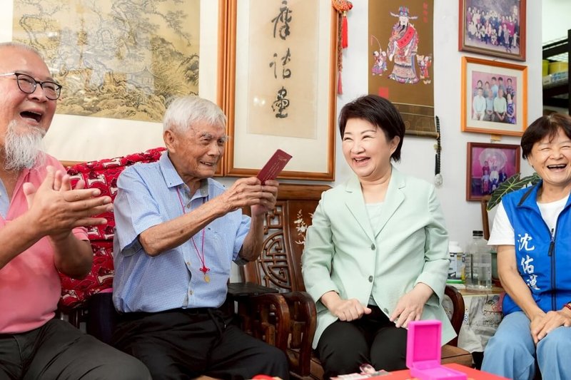 重陽節即將到來，台中市長盧秀燕（右2）17日前往北屯區探訪百歲人瑞劉百忠（左2），致贈台中市重陽敬老禮金新台幣1萬元，並轉贈中央的重陽賀禮金鎖片。（台中市政府提供）中央社記者郝雪卿傳真　114年10月17日