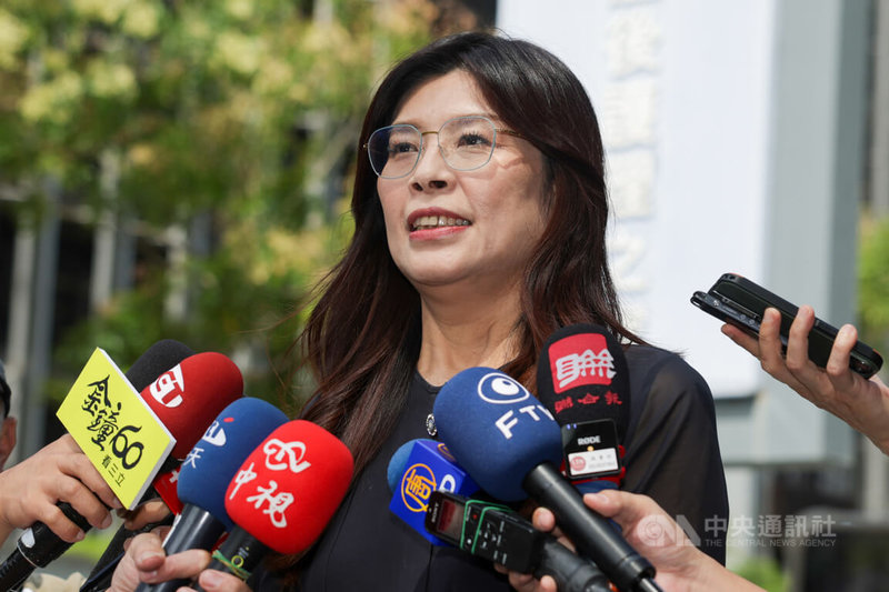 國民黨主席候選人鄭麗文(圖)17日在台北拜訪前總統馬英九,會前接受媒體訪問。中央社記者裴禛攝 114年10月17日