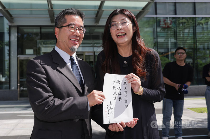 國民黨主席候選人鄭麗文(前右)17日在台北拜會前總統馬英九,馬英九基金會執行長蕭旭岑(左)下樓接待,會後鄭麗文手拿馬英九致贈的墨寶與蕭旭岑合影留念。中央社記者裴禛攝 114年10月17日