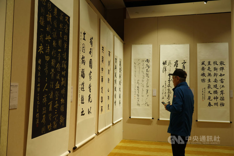 中國大陸17日在北京的台灣會館舉辦「紀念台灣光復80週年書畫展」。圖為嘉賓觀賞畫作。中央社記者謝怡璇北京攝 114年10月17日