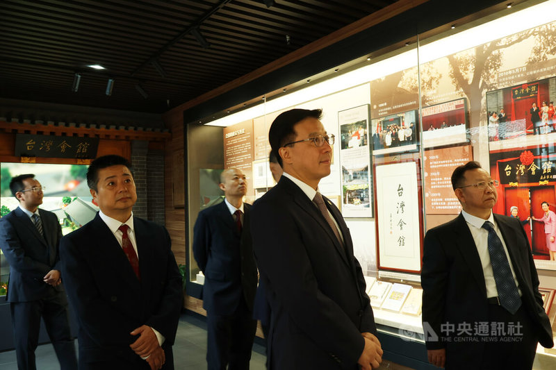 中國大陸17日在北京的台灣會館舉辦「紀念台灣光復80週年書畫展」,國台辦副主任趙世通(前中)在開幕式前參觀北京的台灣會館。中央社記者謝怡璇北京攝 114年10月17日