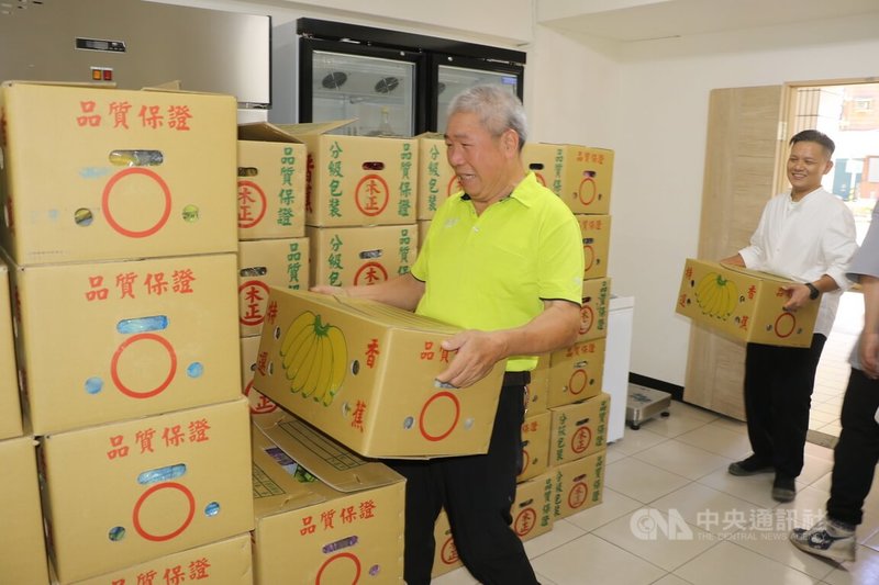 新北市社會局17日表示，興毅基金會與輔仁大學社會科學院合作，設立忠信食物銀行，幫助弱勢及邊緣戶。圖為新北忠信食物銀行收到大量的蔬果，立即透過網路單位轉送給社福團體、共餐單位等。（新北市社會局）中央社記者黃旭昇新北傳真  114年10月17日