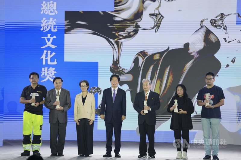 總統賴清德(中)、副總統蕭美琴(左3)17日在台北出席第13屆總統文化獎頒獎典禮,與「青年創意獎」得主林立青(左)、「文化耕耘獎」得主何政廣(左2)、「社會改革獎」得主代表台灣勞工陣線協會秘書長楊書瑋(右)、「人道奉獻獎」得主代表台灣關愛基金會創辦人楊婕妤(右2)及「在地希望獎」得主代表高雄市美濃愛鄉協進會榮譽理事長宋永松(右3)合影。中央社記者徐肇昌攝 114年10月17日