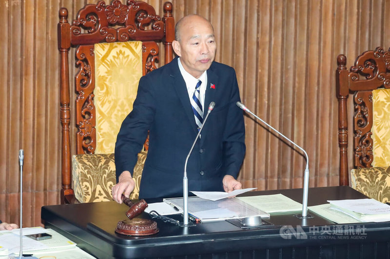 立法院會17日三讀通過「平埔原住民族群身分法」,明定平埔原住民族群定義與申請原則,中央主管機關為原民會。圖為立法院長韓國瑜敲槌宣布法案三讀通過。中央社記者吳家昇攝 114年10月17日