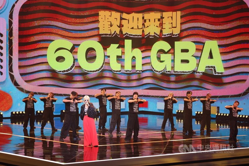 第60屆電視金鐘獎17日晚間在台北流行音樂中心舉行節目類頒獎典禮,開場由主持人Lulu黃路梓茵(左4)帶來精彩唱跳演出,為典禮暖場炒熱氣氛。中央社記者翁睿坤攝 114年10月17日