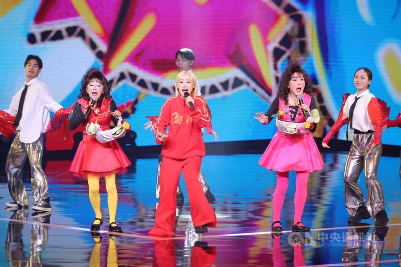 第60屆電視金鐘獎17日晚間在台北流行音樂中心舉行節目類頒獎典禮，典禮主持人Lulu黃路梓茵（前中）開場合體90年代經典綜藝人物「檳榔姐妹花」演出，帶來滿滿回憶殺。中央社記者翁睿坤攝　114年10月17日