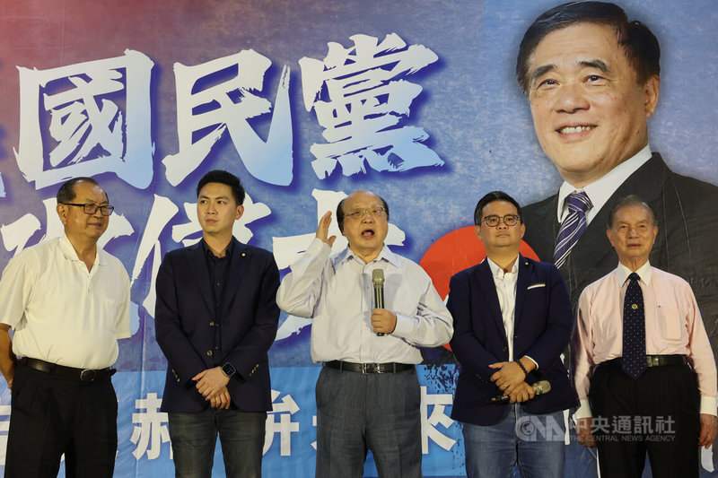 國民黨主席候選人郝龍斌選前之夜造勢晚會17日晚間在新民高中舉行,前台中市長胡志強(中)也現身站台表達支持。中央社記者趙世勳攝 114年10月17日