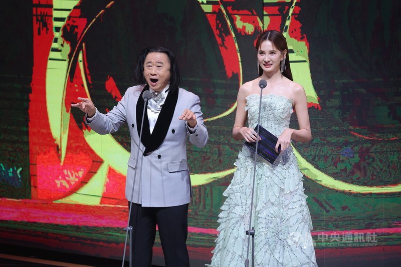 第60屆金鐘獎頒獎典禮在北流盛大舉行，17日頒發節目類獎項，藝人邰智源（左）搭檔安心亞（右）頒獎，戴上假髮搞笑模仿民進黨立委王世堅，全場笑聲不斷。中央社記者翁睿坤攝　114年10月17日