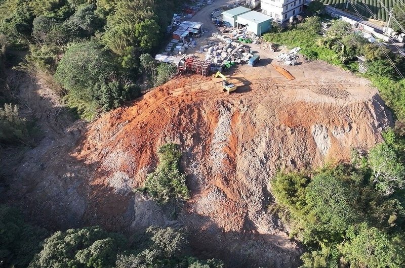 以徐姓男子為首的非法廢土集團在詐騙來的山坡地及農地傾倒營建廢棄物和污泥,污染面積逾1萬平方公尺,桃園地檢署17日起訴並求處重刑。(桃檢提供)中央社記者葉臻傳真 114年10月17日