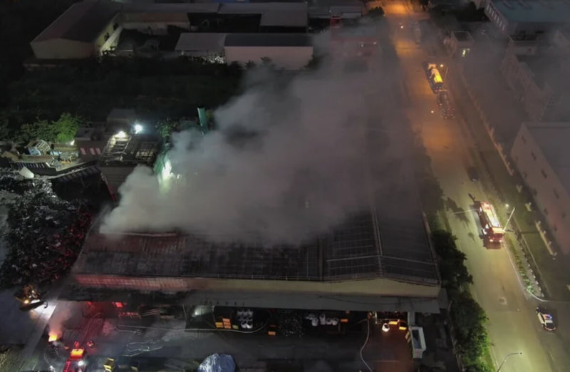 彰化縣伸港鄉17日凌晨發生倉庫大火,1間堆放汽車座椅等廢棄物的倉庫突然起火燃燒,彰化縣消防局獲報出動14輛消防車前往滅火,所幸無人傷亡。(彰縣消防局提供)中央社記者吳哲豪傳真 114年10月17日