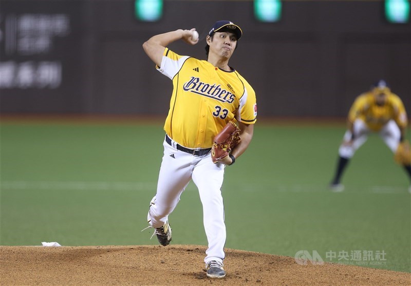 中華職棒7戰4勝制總冠軍賽（台灣大賽）18日開打，中信兄弟隊投手教練王建民表示，本土投手僅鄭浩均（圖）明確定位先發。（中央社檔案照片）