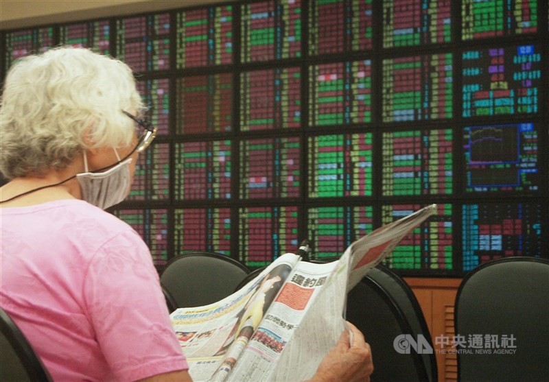 圖為券商交易大廳。 (中央社檔案照片)
