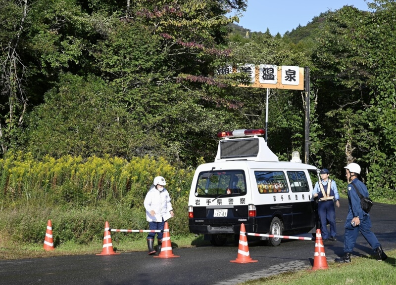 日本瀨美溫泉一名工作人員疑似在清掃時被熊攻擊而下落不明,他的遺體17日在附近的樹林被尋獲。(共同社)