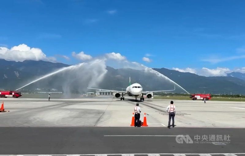 台東-澎湖雙向包機17日首航，台東豐年機場安排噴水儀式，歡迎客機從澎湖抵達台東。中央社記者盧太城台東攝　114年10月17日