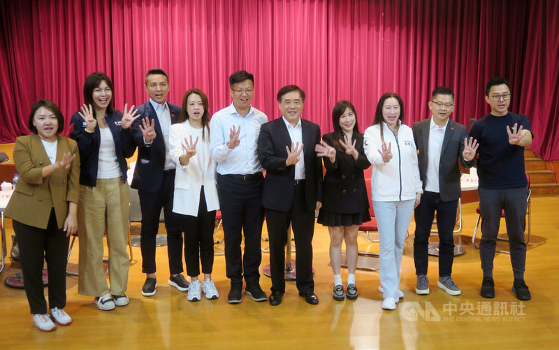 國民黨主席候選人郝龍斌(右5)17日與9位國民黨籍青年公職共同出席「郝好相挺-青年公職挺好的」記者會。中央社記者吳書緯攝 114年10月17日