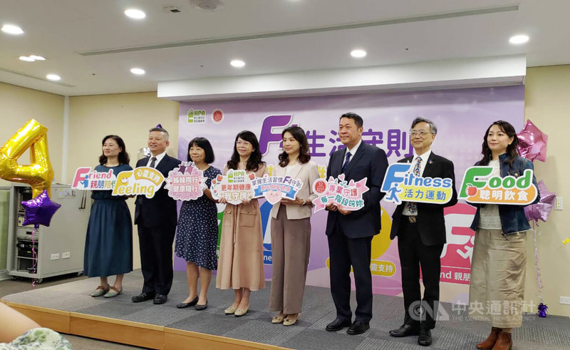 衛生福利部國民健康署17日舉行衛教記者會,簡報「代謝症候群防治計畫」執行成果。根據成人預防保健服務結果顯示,45至55歲正值更年期女性,約有2成罹患代謝症候群,顯示荷爾蒙變化已成為中年女性健康的重要風險因素。中央社記者沈佩瑤攝 114年10月17日