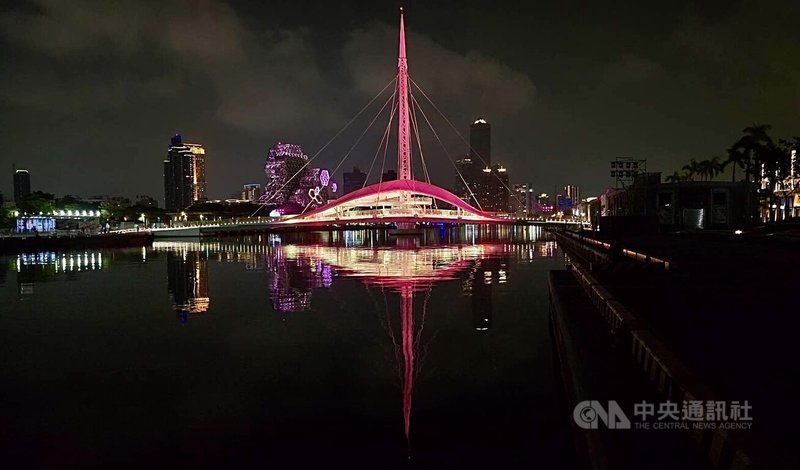 韓國女團BLACKPINK即將再度站上高雄國家體育場(世運主場館)開唱,高雄6大地標點亮代表BLACKPINK的粉紅色系燈光,與樂迷一同歡迎她們演出。圖為夜間點亮粉色燈光的大港橋。中央社記者董俊志攝 114年10月17日