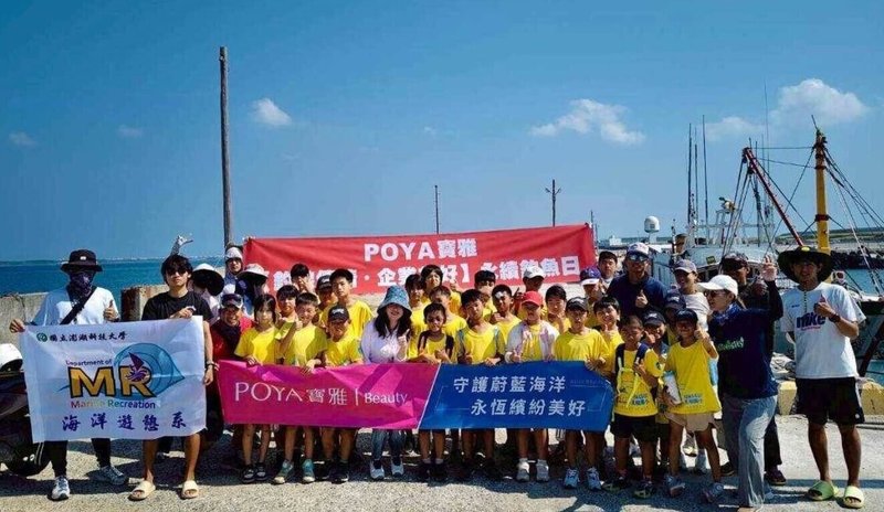 澎湖風櫃國小「永續釣魚日」活動,16日在澎湖科技大學海洋遊憩系副教授黃妍榛帶領的「夢幻釣魚團隊」與寶雅企業協助下,前往風櫃東漁港舉行一場別開生面的海邊釣魚課。(澎湖風櫃國小提供)中央社 114年10月17日