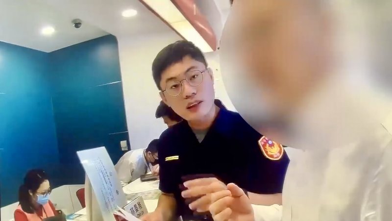 新竹市1名男子日前欲匯款新台幣70萬元報名柬埔寨某科大博士班,銀行人員覺得有異通報警方,員警到場耐心勸說,男子才驚覺遭騙,當場取消匯款。(警方提供)中央社記者魯鋼駿傳真 114年10月17日