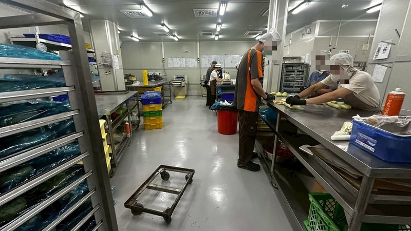 藝人炎亞綸甜點品牌「火火選物」梨花酥爆出食安疑慮，爆料者表示，糕點製作後未包裝直接置於走道。高雄市衛生局14日查察發現多項疏失，已要求業者限期改善，屆期未改善，將罰鍰新台幣6萬元以上。（高雄市衛生局提供）中央社記者林巧璉傳真　114年10月17日