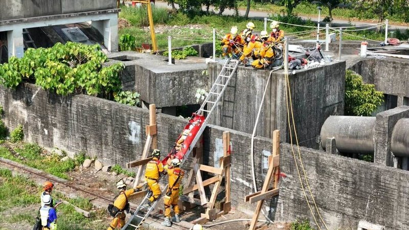 台中市特種搜救隊日前參加內政部消防署「特種搜救隊重型隊伍能力分級檢測」,通過NAP(National Accreditation Process)國家搜救能力分級檢測重型級別。圖為雙節梯救援,下放患者。(台中市消防局提供)中央社記者趙麗妍傳真 114年10月17日