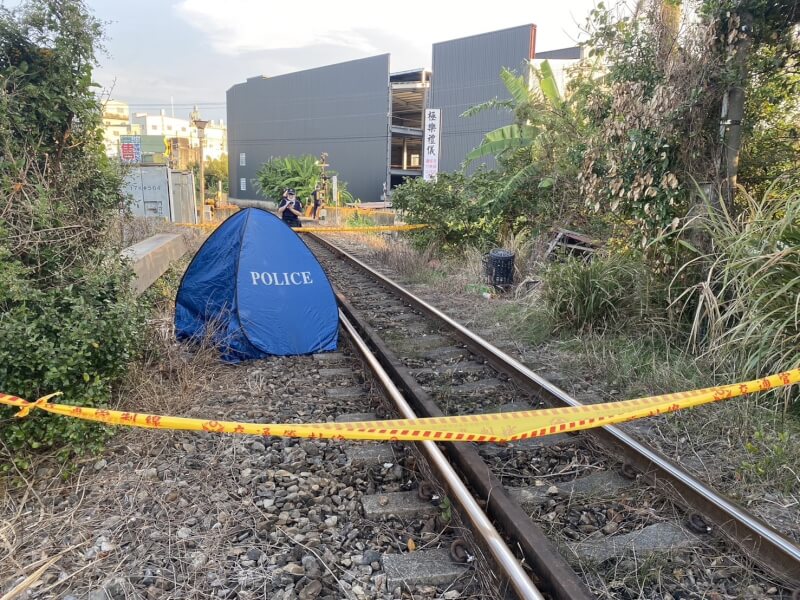 鐵路警察局新竹分駐所17日清晨獲報,指稱有民眾躺臥軌道旁,警消到場確認該民眾已明顯死亡。(民眾提供)中央社記者魯鋼駿傳真 114年10月17日