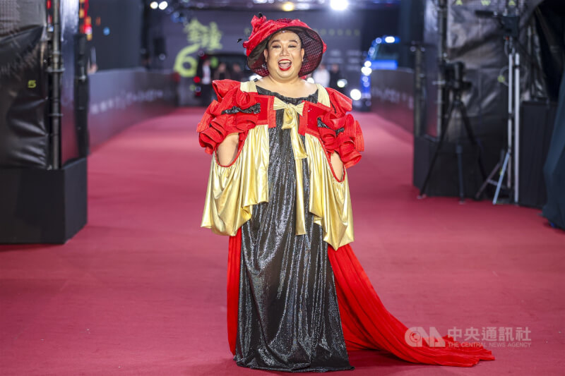 綜藝節目「夜市王」主持人之一的娘娘(圖)盛裝出席,造型吸睛。中央社記者鄭清元攝 114年10月17日