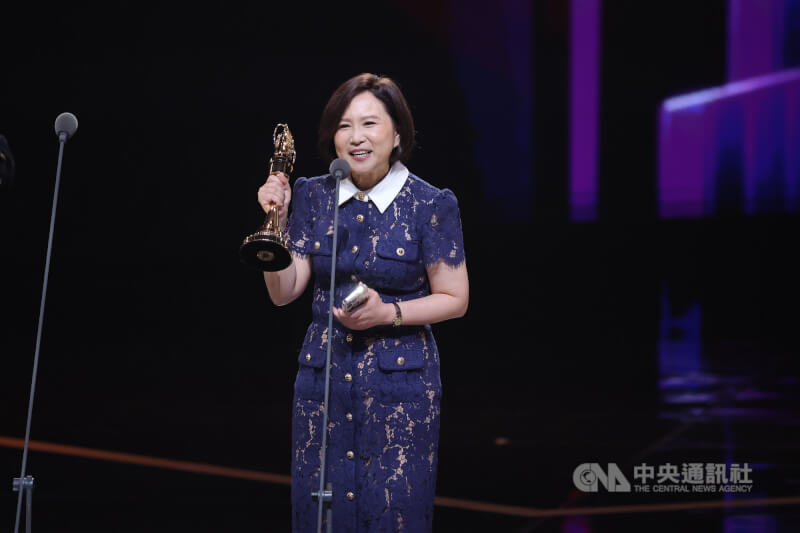 第60屆節目類金鐘獎17日晚間在台北流行音樂中心盛大頒獎，生活風格節目主持人獎由詹慶齡（圖）以「名人書房」獲得肯定。中央社記者翁睿坤攝　114年10月17日