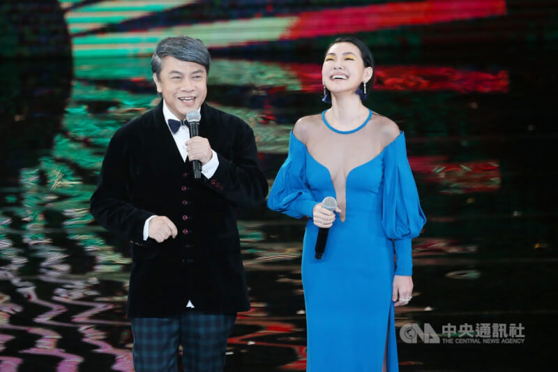 蔡康永(左)與小S徐熙娣(右)2017年擔任第54屆金馬獎頒獎典禮的頒獎嘉賓。(中央社檔案照片)